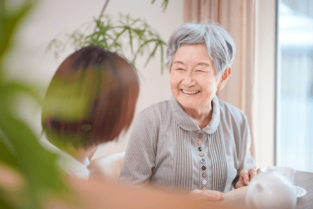 笑顔の高齢女性