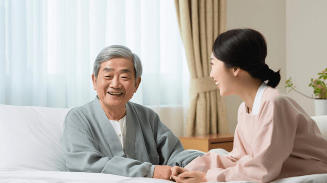 笑顔の高齢男性と女性介護士