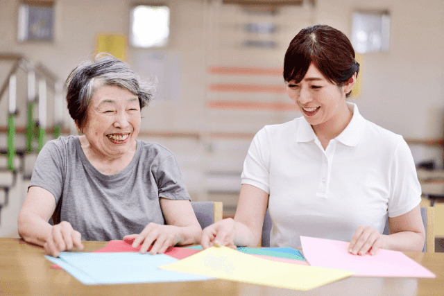 笑顔の高齢女性と笑顔の女性介護士