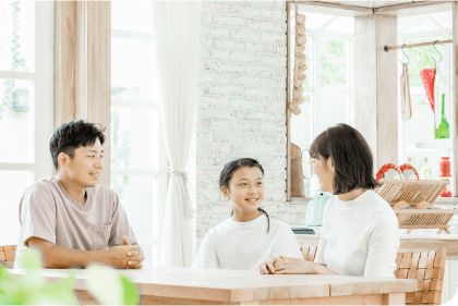 ���邢���r���O�ŕ��e�A��e�A�q����3�l�Ƒ����e�[�u�����͂�Ŏ��������Ȃ���a�₩�ɘb�������Ă���l�q�̎ʐ^